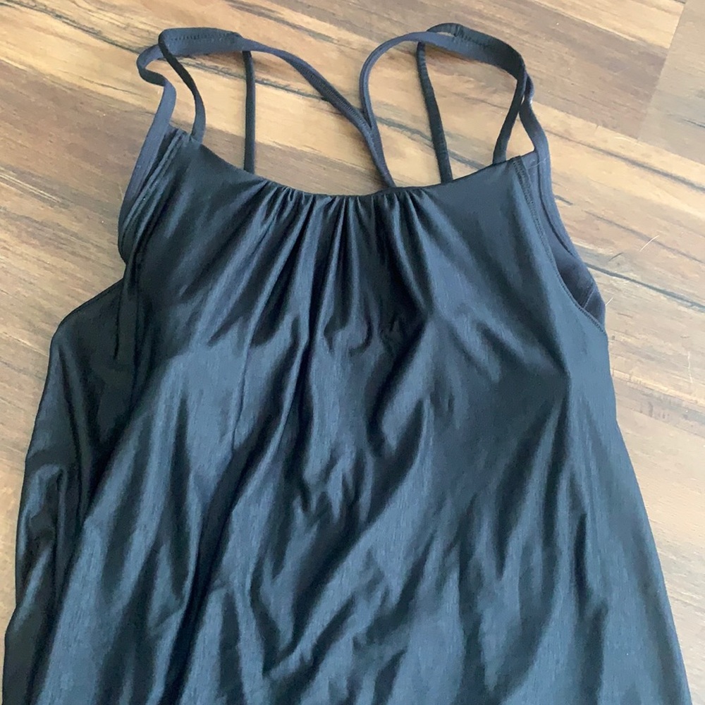 Black size 6 lululemon work out top